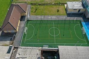 terrain de football entre les maisons drone aérien photo