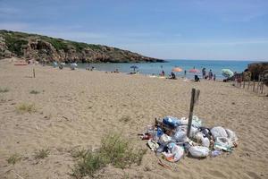 Déchets sur la plage de Calamosche en Sicile Italie photo