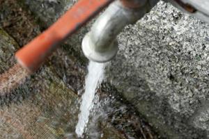 ouvrir le robinet d'eau extérieur en gros plan photo