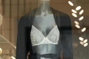 Lingerie femme sur un mannequin à l'intérieur d'un magasin photo