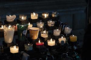 église rouge bougies votives flammes blanches photo