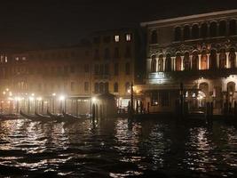 canal et front de mer avec gondoles dans hiver nuit photo