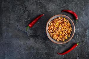 le Chili con carne dans une bol. mexicain cuisine. le Chili avec Viande, blé et des haricots photo