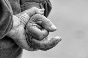 agriculteur mains de vieux homme qui travaillé difficile dans le sien la vie photo