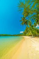 plage sur une belle île paradisiaque photo
