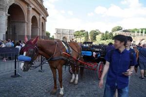 Rome, Italie - 10 juin 2018 - touristes prenant des photos et des selfies au colosseo