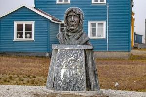 svalbard. Norvège - août 2009 - roald amundsen statue dans New York alesund svalbard Spitzberg photo