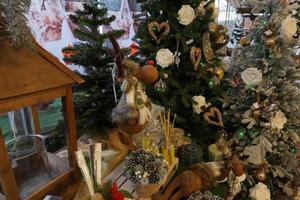 décorations d'arbre de noël au marché de rue photo