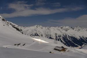 motoneige sur piste de ski la nuit photo