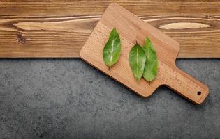 feuilles de laurier sur une planche à découper photo