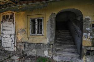 escalier dans un abandonné maison photo