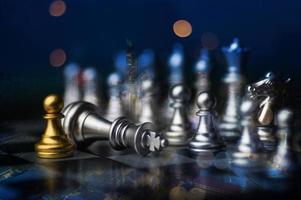 jeu d'échecs avec pièces d'or et d'argent photo