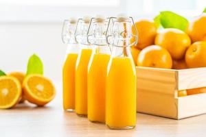 jus d'orange frais et oranges photo