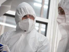 hôpital clinique laboratoire médecin scientifique infirmière Personnel porter des lunettes blanc uniforme masque Regardez la personne ami partenaire parler parler discussion rapport recherche médical traitement santé se soucier professionnel photo