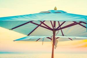 parasols au bord de la piscine de l'hôtel photo