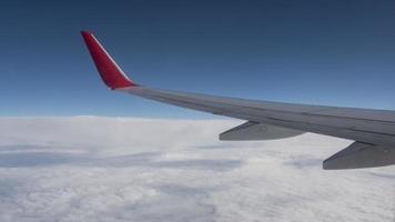 aile d'avion dans le ciel au-dessus des nuages photo