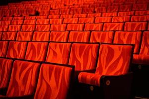 rangées de sièges de théâtre rouges