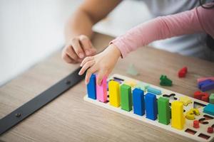 parent et fille jouant avec des blocs de briques photo