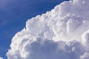 nuages dans le ciel bleu avant la pluie photo