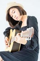 proche en haut femme en jouant guitare photo