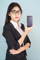 jeunes femmes en costume tenant son smartphone photo