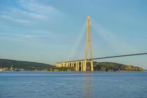 Paysage marin de la baie de la corne d'or et le pont de zolotoy avec ciel bleu nuageux à Vladivostok, Russie photo