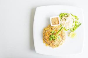 Pad thaï nouilles sur une assiette photo