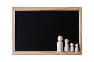 en bois figurines de famille père, mère et les enfants sur le noir planche sur blanc Contexte. copie espace pour texte. photo