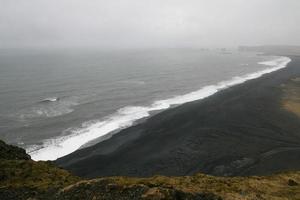 Islande océan plage avec noir le sable photo