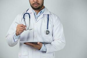 médicament médecin avec stéthoscope émouvant médical icône réseau lien et moderne interface sur numérique tablette sur hôpital Contexte. médical La technologie réseau concept photo