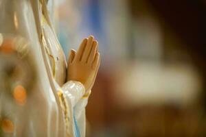 le Mémorial de notre Dame de lourdes prier mains avec Foi dans religion et croyance dans Dieu. photo