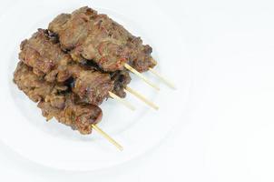 grillé porc avec bambou bâton dans blanc plat sur blanc arrière-plan, thaï stylé gril porc barbecue photo