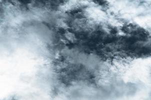 nuage avant pleuvoir, dramatique ciel avec orageux nuages, sombre de mauvais augure des nuages, spectaculaire ciel Contexte photo