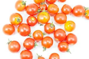 groupe mûr Cerise tomates sur blanc Contexte photo