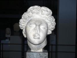 Dionysos ancienne statue romaine en marbre photo