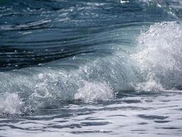 vague de la mer sur le rivage photo