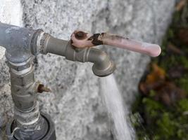 ouvrir le robinet d'eau extérieur en gros plan photo