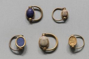 Nouveau York, Etats-Unis - avril 23 2017 - métropolitain musée Egypte or bijou bague scarabée photo