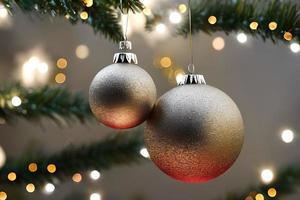 pendaison argent Balle Noël ornement décoration à le Noël arbre. Contexte pour saisonnier salutations. photo