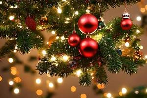 pendaison rouge Balle Noël ornement décoration à le Noël arbre. Contexte pour saisonnier salutations. photo