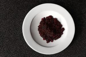 luxe caviar nourriture sur blanc assiette plat poser. photo