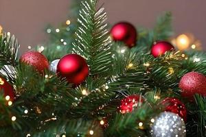 pendaison rouge Balle Noël ornement décoration à le Noël arbre. Contexte pour saisonnier salutations. photo