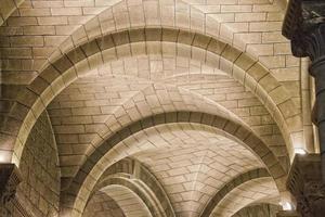 arches en pierre de l'église médiévale photo