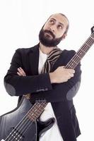 studio portrait de Jeune basse joueur sur blanc Contexte photo