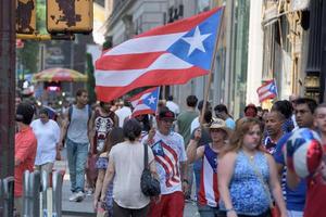 new york city - 14 juin 2015 le défilé annuel de puerto rico a rempli la 5ème avenue photo