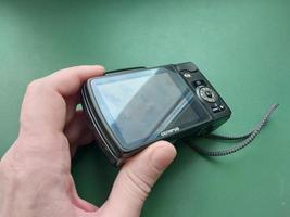 Kyiv, Ukraine - décembre 18 ans, 2023 compact numérique caméra dans main photo