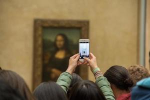 paris, france - 30 avril 2016 - mona lisa peinture salle du louvre bondée de touristes photo