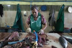 homme, maldives - 23 février 2019 - personnes achetant au marché aux poissons photo