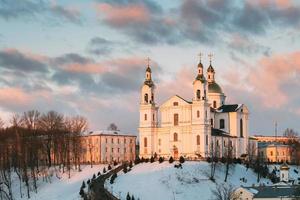 Vitebsk, Biélorussie. église cathédrale de l'hypothèse dans la ville haute sur la colline du mont uspensky pendant le coucher du soleil d'hiver. célèbre patrimoine historique