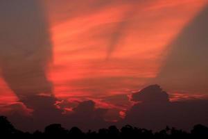 atmosphère dans le soir ciel comme le Soleil ensembles - poutres - de le Soleil et des nuages créer magnifique couleurs et beaucoup couleurs, création une chaud et romantique atmosphère sur une été soir. photo